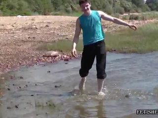 Jalg washing juures a jõgi
