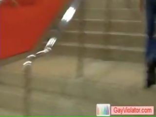 Άνθρωπος λαμβάνει γαμημένος/η σε metro με gayviolator