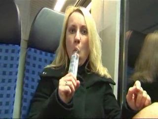 Jerman perempuan cabul masturbasi dan kacau di sebuah melatih