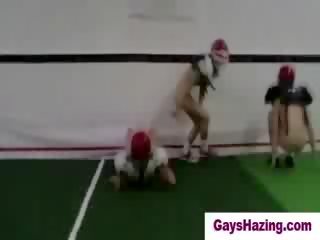 Hetro striplings dibuat kepada bermain bogel bola sepak oleh homos