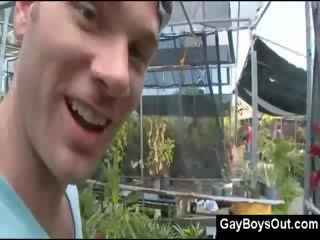 Poilu arabe gai garçon manèges la putz en jardin boutique