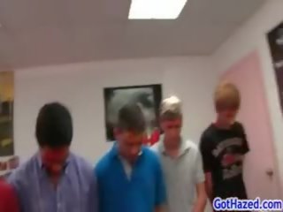 Grupa z juveniles nabyć homoseksualny poniżanie 3 przez gothazed