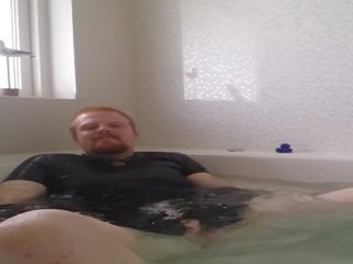 Rubbercub wanking trong bồn tắm