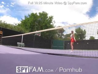 Spyfam trinn bro gir trinn sis flirtatious tennis lessons