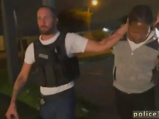 Cops με μεγάλος bulge γκέι purse thief becomes