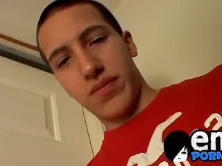 Captivating гей чувак мастурбує в його кімната